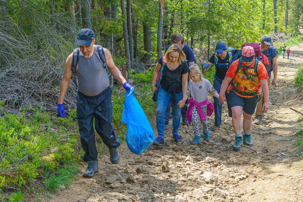 Wielki finał akcji "Dbam o sądeckie". Uczestnicy posprzątali szlak prowadzący z Obidzy na Radziejową