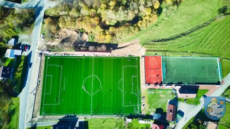 Dobiegają końca prace związane z modernizacją lokalnego boiska piłkarskiego “Zyndram” w Łącku