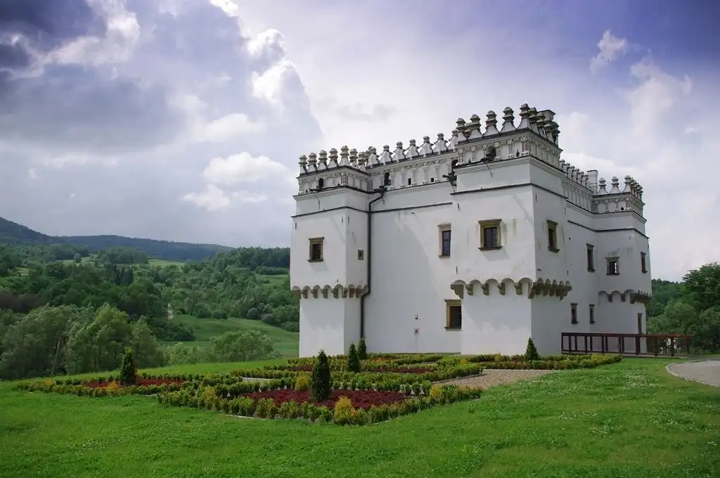 Gryf wrócił do domu. Herb Gładyszów znów zdobi Kasztel w Szymbarku