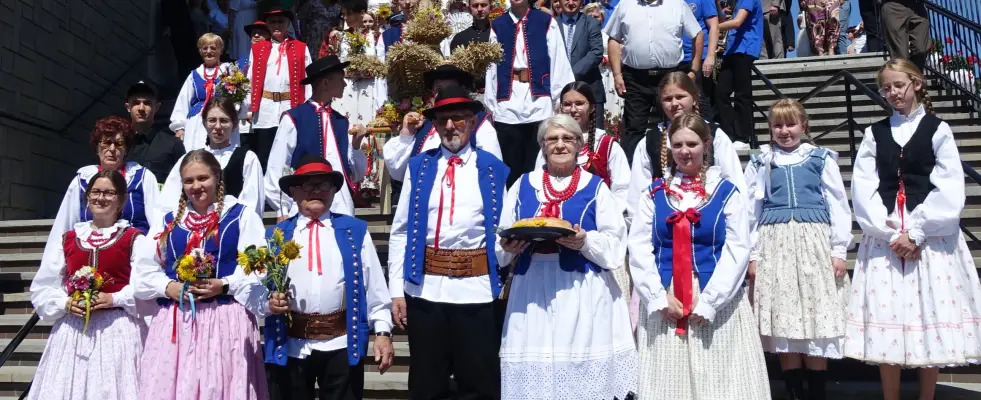 Dożynki w Ropie rozpoczęte. Barwny korowód przejechał przez gminę