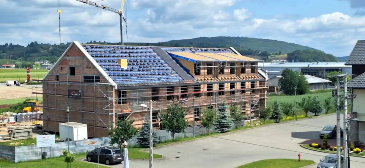 Budowa Ośrodka Zdrowia w Łososinie Dolnej nabiera tempa. Dach prawie gotowy