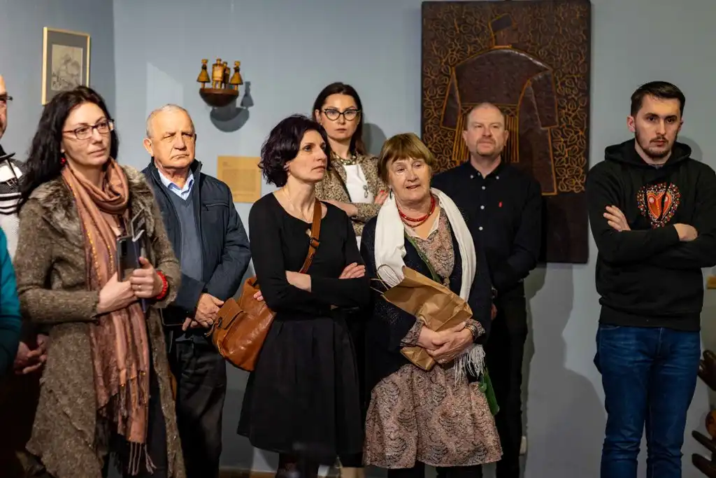 „Powrót do siebie”. Rzeźby Grzegorza Pecucha w Domu Gotyckim