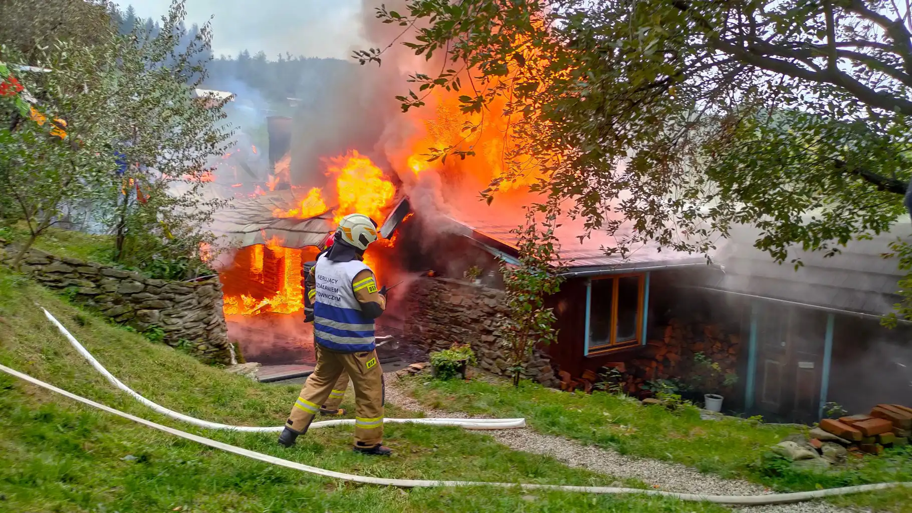Pożar w Łazach Brzyńskich. Płonął drewniany budynek mieszkalny. Z ogniem walczyło 11 zastępów straży