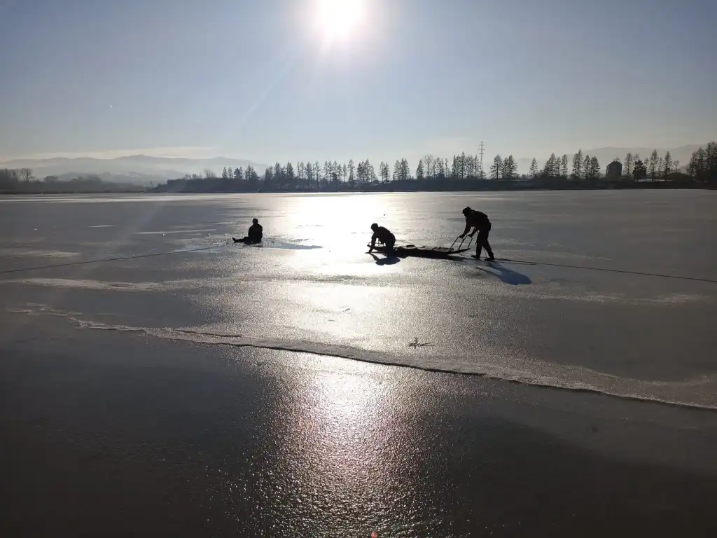 Szkolenie strażaków na lodzie. Ratownictwo w trudnych warunkach