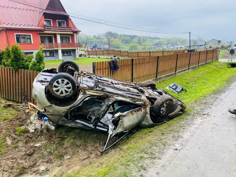 Wypadek w Olszanie. Dachowała osobówka. Cztery osoby poszkodowane