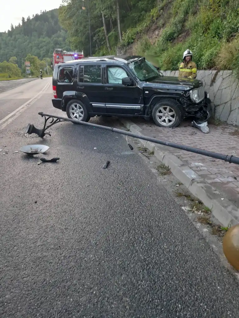 W Muszynie osobówka wypadła z drogi. Uderzyła w mur oporowy i przydrożną latarnie