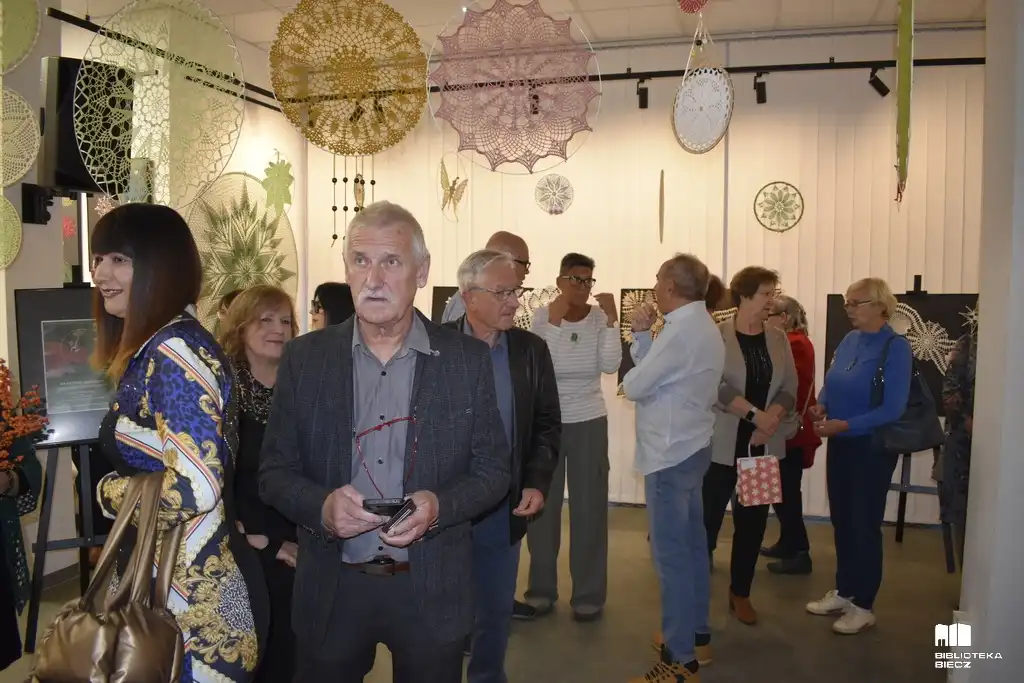 Wernisaż rękodzieła Krystyny Ołpińskiej. Sztuka koronki w Bibliotece Biecz
