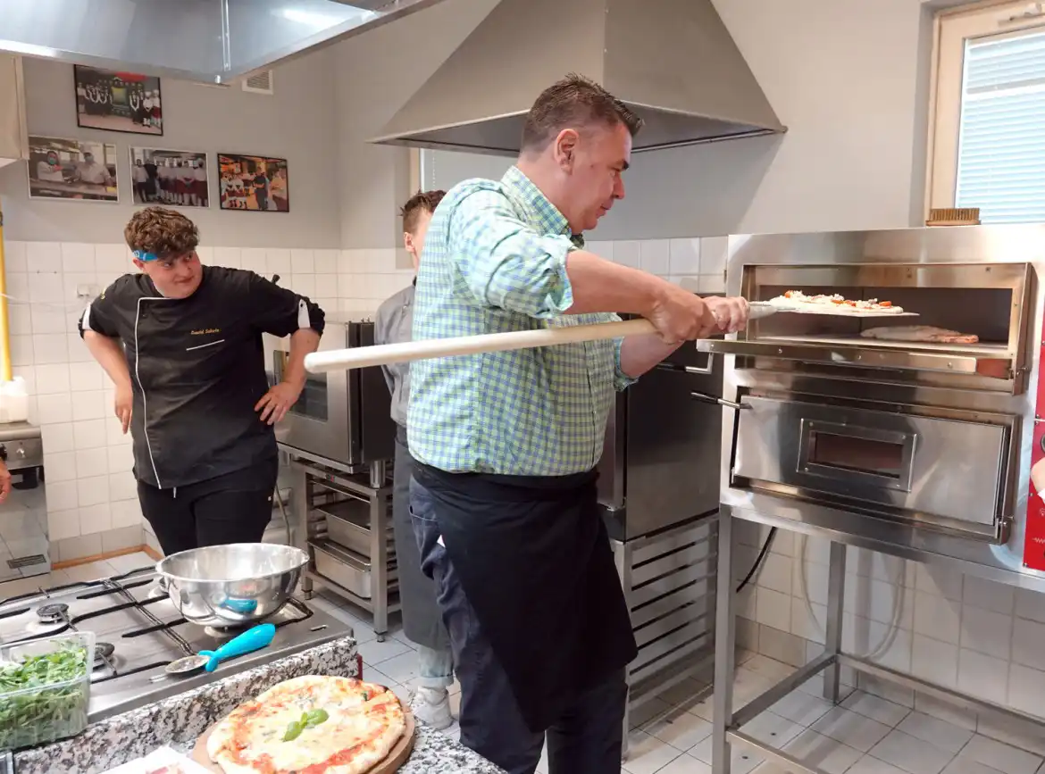 Starostowie robili pizzę pod okiem uczniów