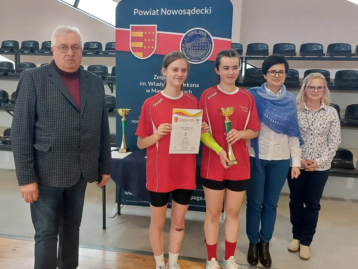 Uczennice ze Szkoły Podstawowej w Trzetrzewinie najlepsze w szczypiorniaka