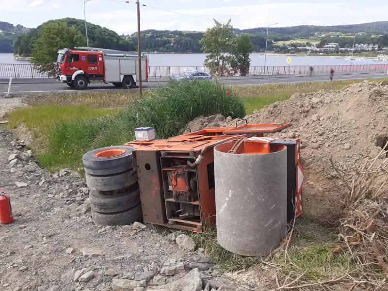 Gródek nad Dunajcem: Podczas prac budowlanych wywrócił się walec drogowy. Operator maszyny trafił do szpitala