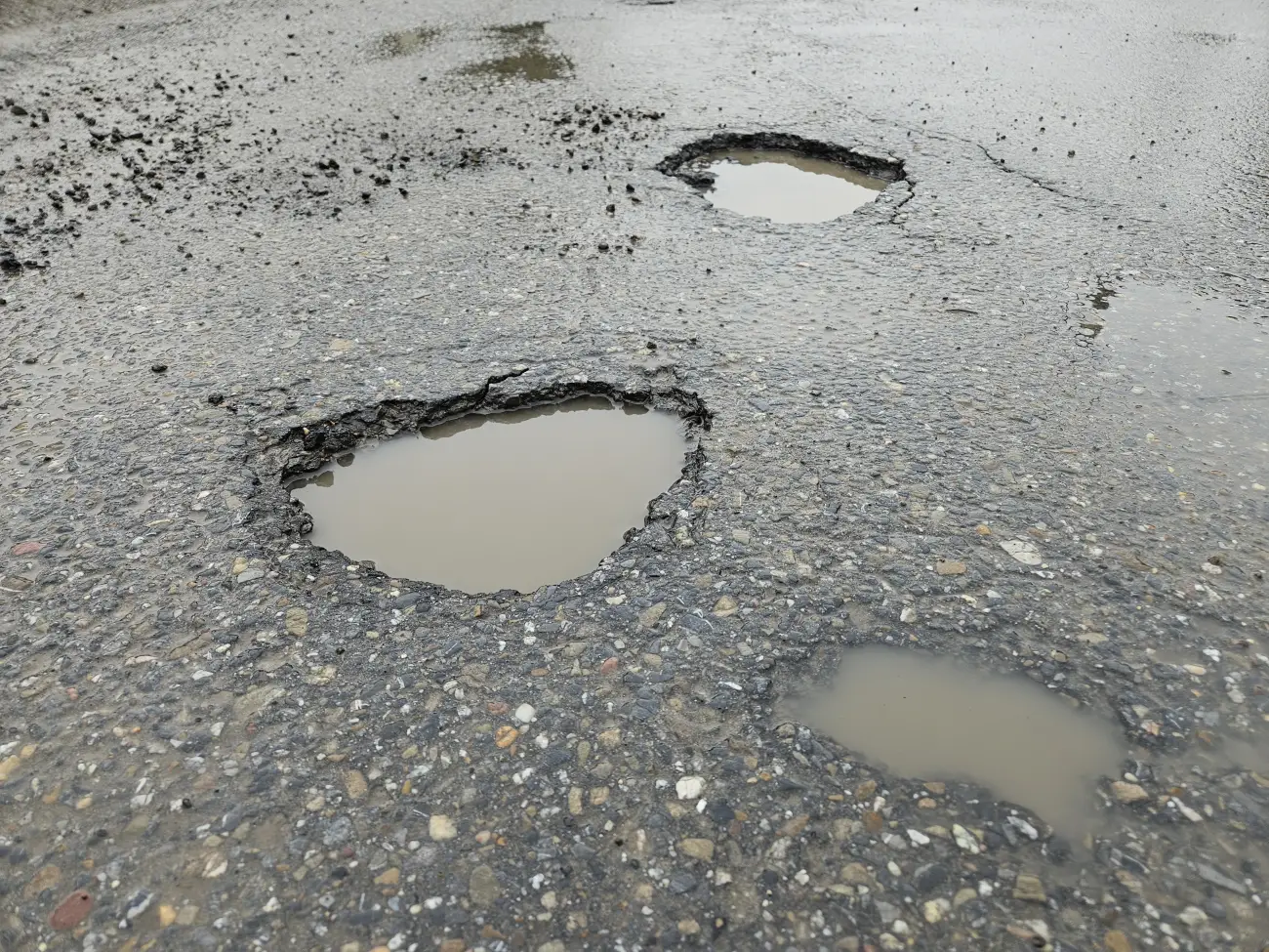 Nowy Sącz. Drogowcy łatają dziury i montują barierki