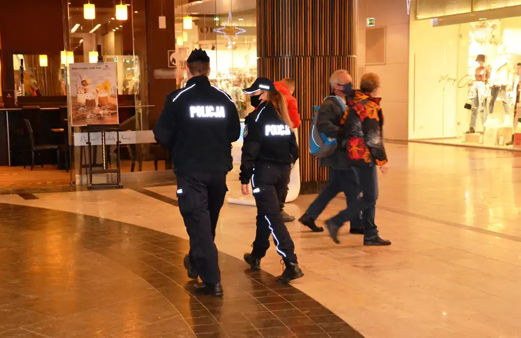 Sądeccy policjanci prowadzą wzmożone kontrole przestrzegania aktualnych zasad sanitarnych