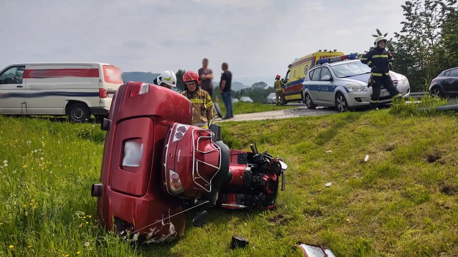 W Ptaszkowej motocykl wypadł z drogi. Kierujący trafił do szpitala
