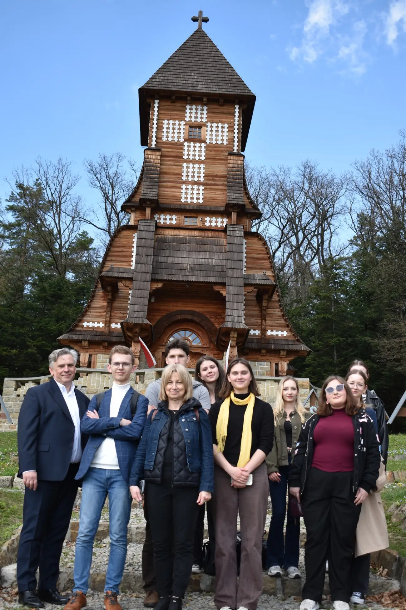 Lekcja historii na wzgórzu Pustki. Studenci odwiedzili cmentarz w Łużnej