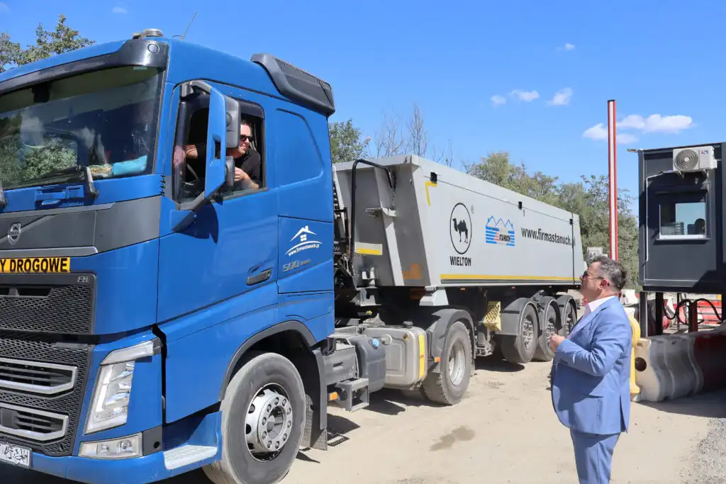 Kamienny witacz i nowoczesna brama. Kopalnia KSS Klęczany ułatwia życie kierowcom