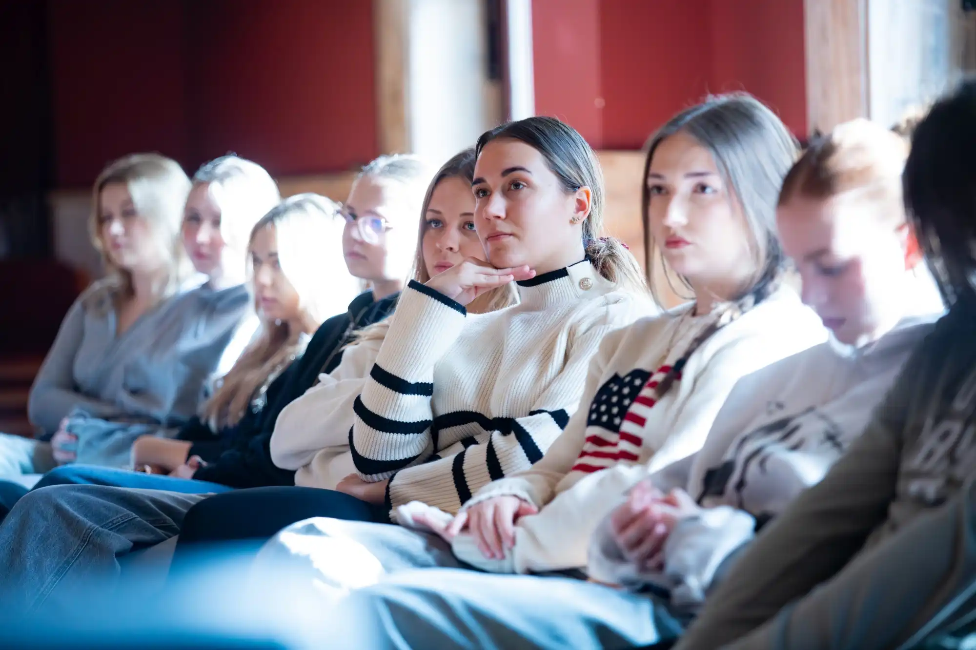 Hołd dla płonącego miasta. Trauma wojenna oczami artystów i psychologów