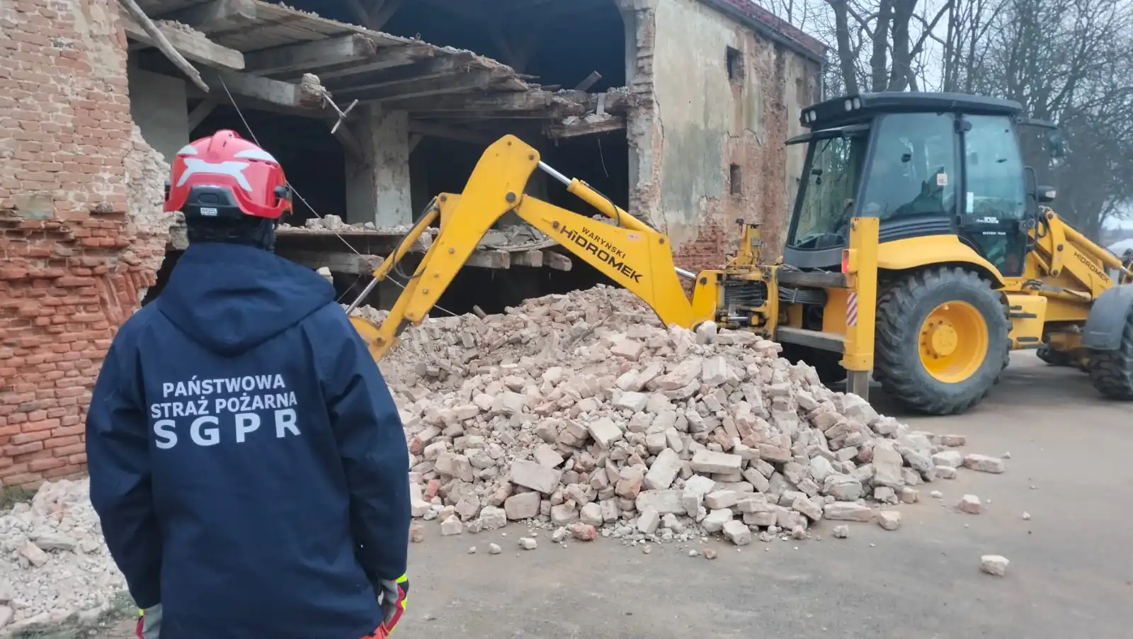 W Radłowie zawalił się stary spichlerz. Na miejsce zdarzenia przybyli ratownicy z Grupy Poszukiwawczo-Ratowniczej „Nowy Sącz”