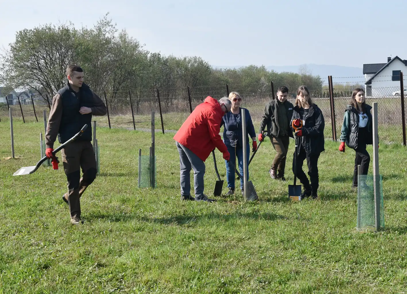 Park się rozrasta. 230 nowych drzewek przy obiektach Sądeckich Wodociągów