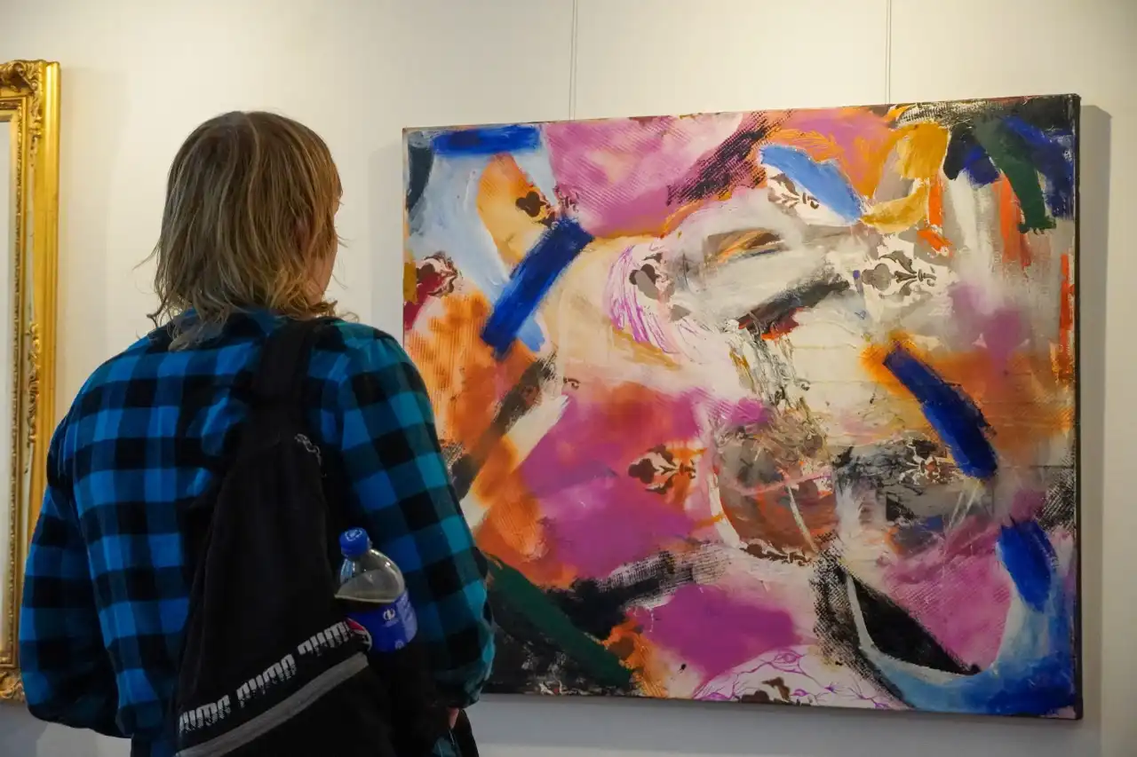 Puste krzesło pełne obecności. Wystawa Justyny Maksymczak w Galerii Bielanka73