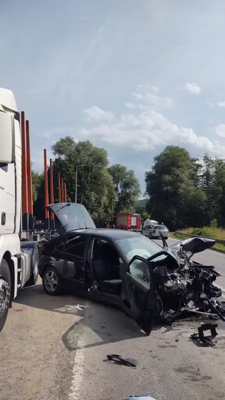Wypadek w Nowym Sączu. Czołowo zderzyły się dwa pojazdy. Pięć osób poszkodowanych