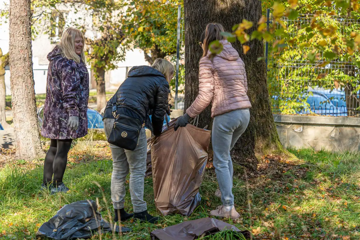Stary Cmentarz w Nowym Sączu przygotowany na Wszystkich Świętych. Społeczna akcja sprzątania nekropolii
