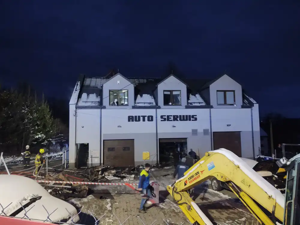 Pożar budynku w Cieniawie. Na parterze znajdował się warsztat samochodowy