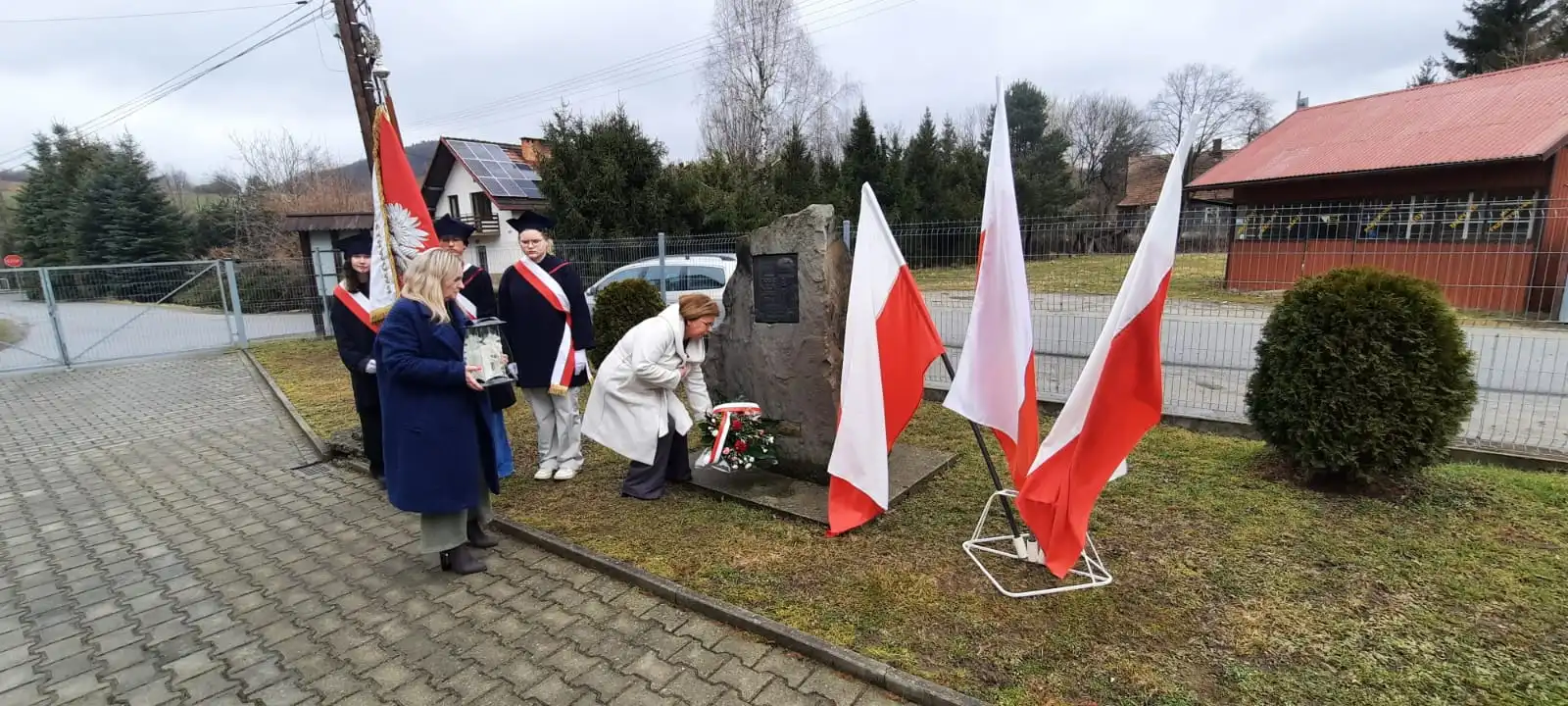 Śladami Żołnierzy Wyklętych. Uczniowie NSP w Piekiełku uczcili Bohaterów