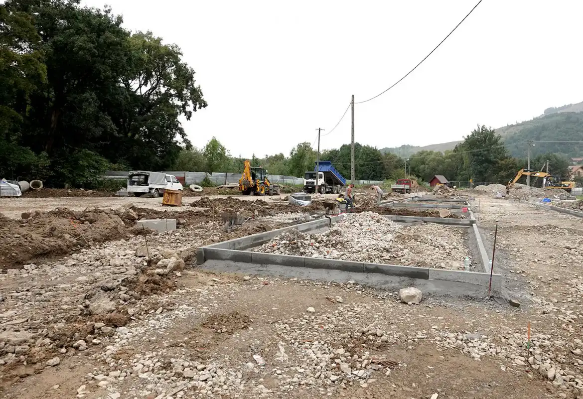 ZS w Marcinkowicach: przed nową halą sportową trwa utwardzanie terenu