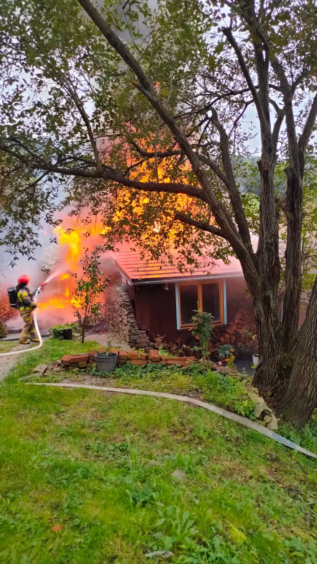 Pożar w Łazach Brzyńskich. Płonął drewniany budynek mieszkalny. Z ogniem walczyło 11 zastępów straży