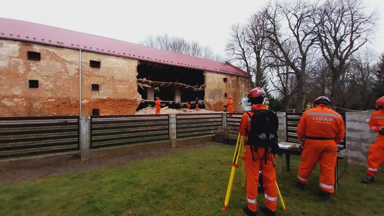 W Radłowie zawalił się stary spichlerz. Na miejsce zdarzenia przybyli ratownicy z Grupy Poszukiwawczo-Ratowniczej „Nowy Sącz”