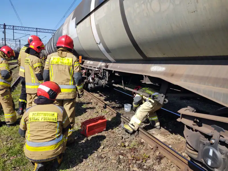 Nowy Sącz: Z cysterny kolejowej wyciekł olej. Interweniowali strażacy