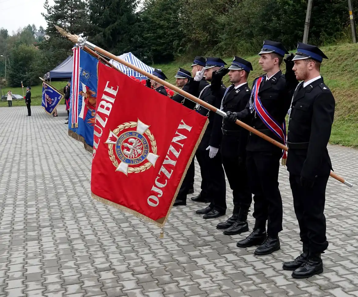 Druhowie z OSP w Paszynie otrzymali nowy samochód ratowniczo-gaśniczy i promesę od starosty