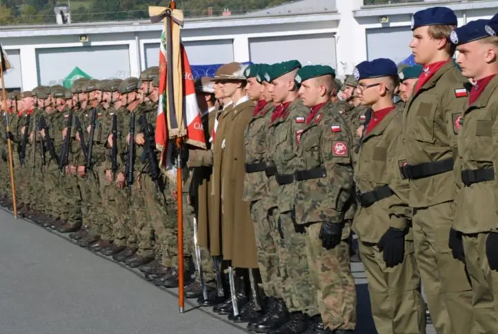 Wojsko otworzyło koszary w Limanowej. Była defilada, broń i wojskowa grochówka