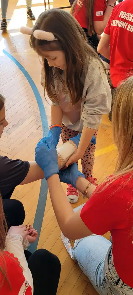 Uczniowie LO w Starym Sączu uczyli dzieci jak uratować życie
