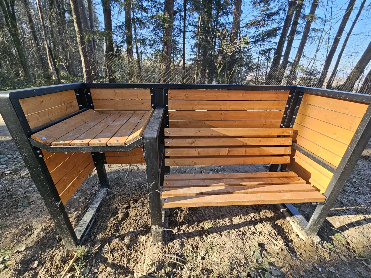 Przewiniesz dziecko nawet na spacerze. Nowe ławki pojawią się w Chełmcu