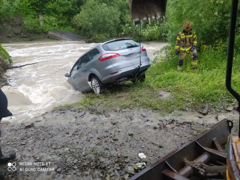 Florynka: samochód osobowy zjechał z drogi i wpadł do rzeki