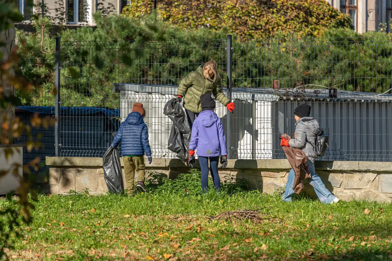 Stary Cmentarz w Nowym Sączu przygotowany na Wszystkich Świętych. Społeczna akcja sprzątania nekropolii