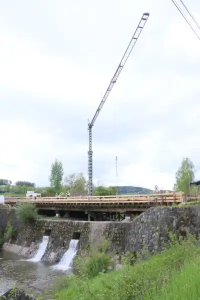 Limanowa: Postępują prace przy budowie mostu łączącego ulicę W. Sikorskiego z ul. J. Marka. Ponadto trwają remonty dróg