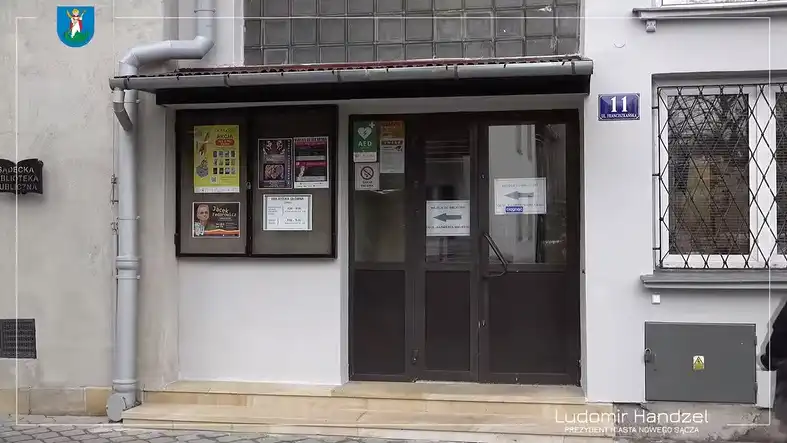 Zakończył się remont drzwi wejściowych w siedzibie Sądeckiej Biblioteki Publicznej