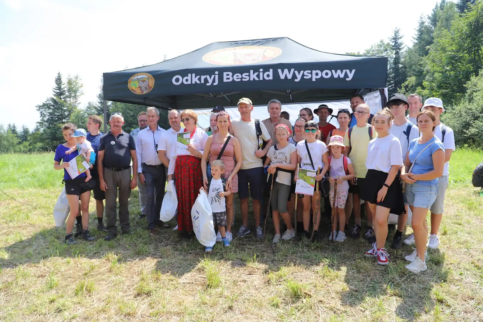 Akcja "ODKRYJ BESKID WYSPOWY 2023". Turyści dotarli na szczyt góry Golców