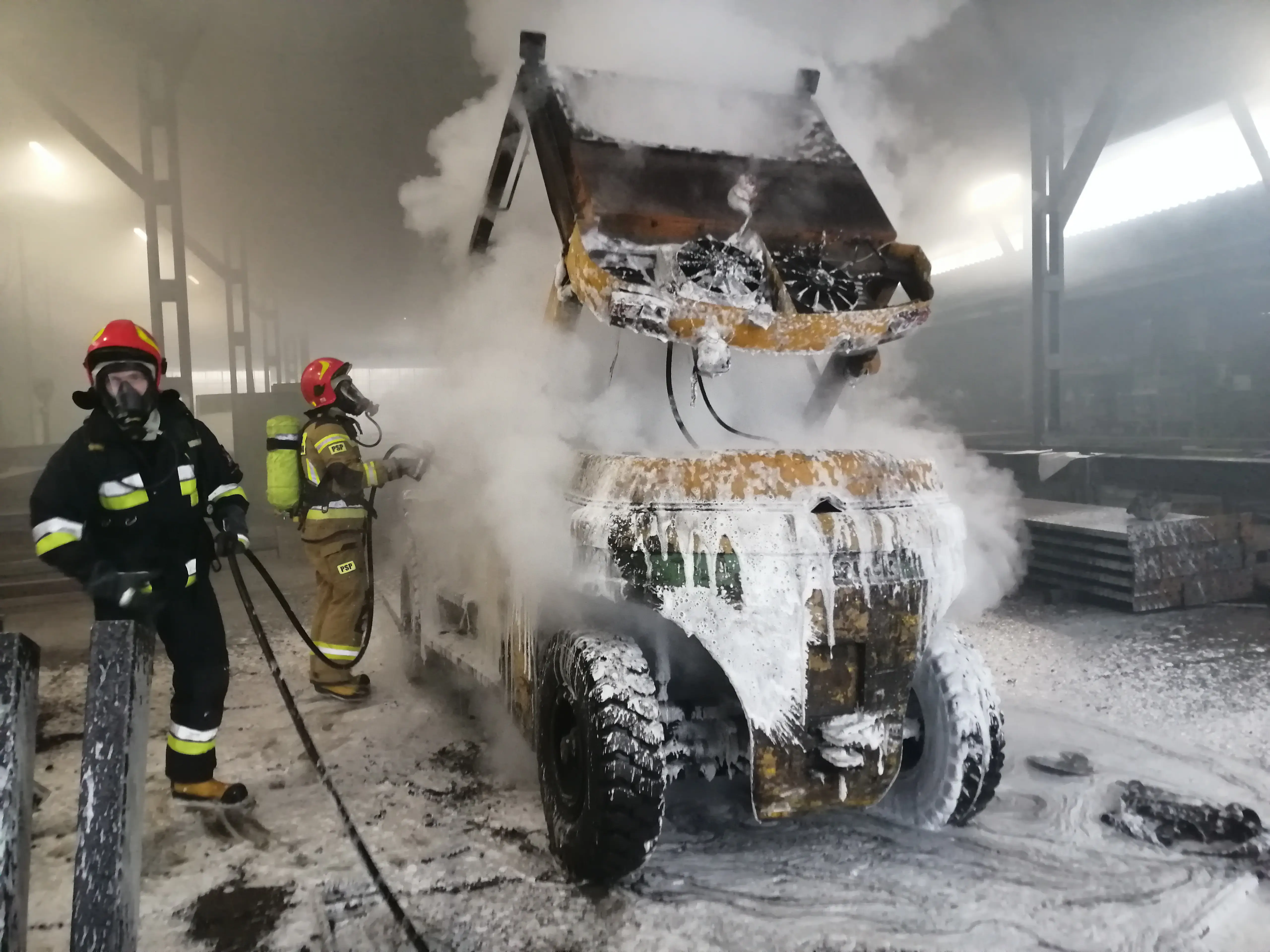 Nowy Sącz: Pożar w hali przy ul. Węgierskiej. Zapalił się wózek widłowy