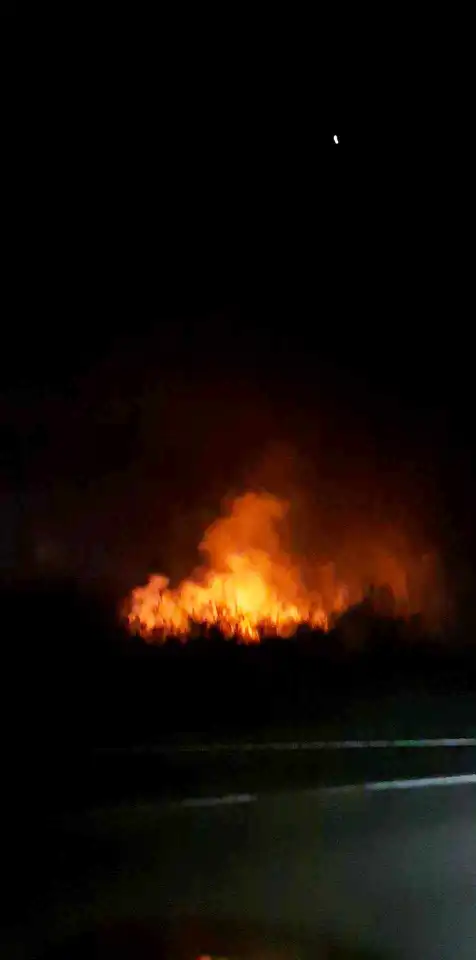 Pożar w Maszkowicach. Płonęły odpady i stare urządzenia elektryczne i gospodarstwa domowego