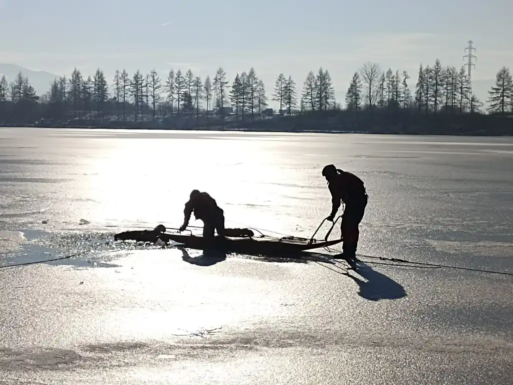 Szkolenie strażaków na lodzie. Ratownictwo w trudnych warunkach