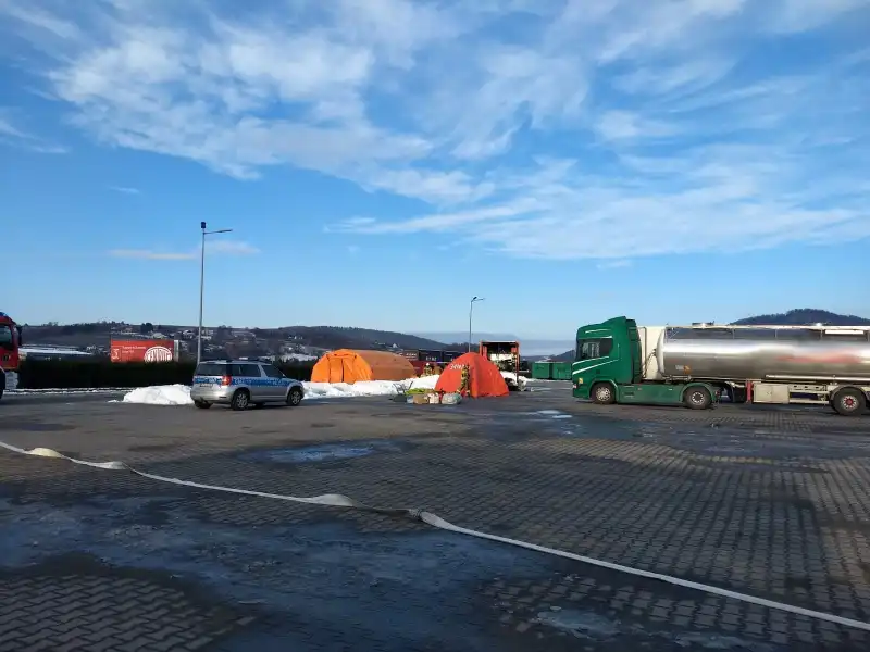 Łososina Dolna: Niebezpieczne zdarzenie w zakładzie produkującym przetwory owocowe