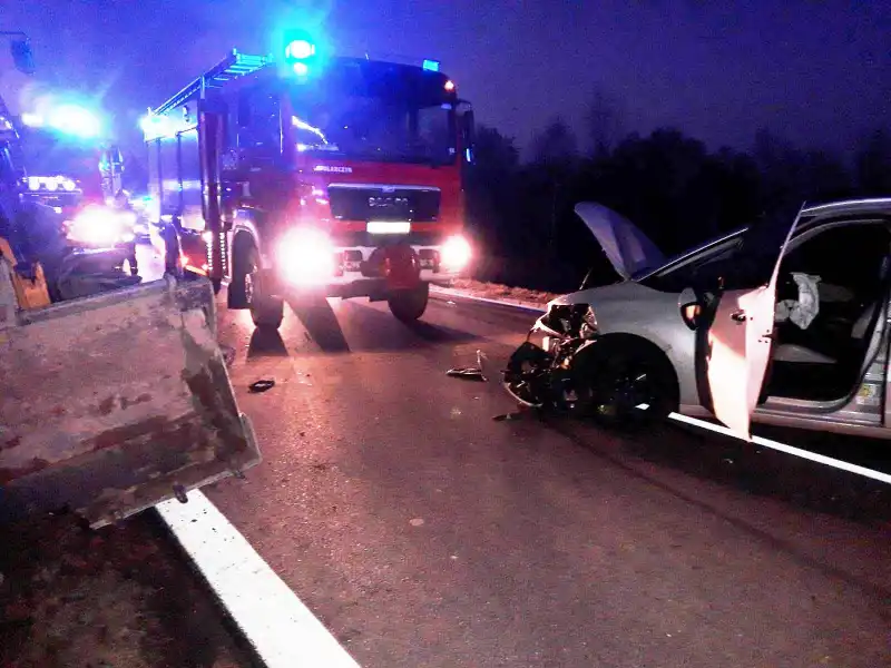 W Podegrodziu zderzyły się dwie osobówki i koparka