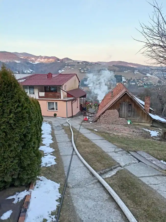 Pożar garażu w Suchej Strudze. Zagrożone rozprzestrzenieniem się ognia były stodoła i dom