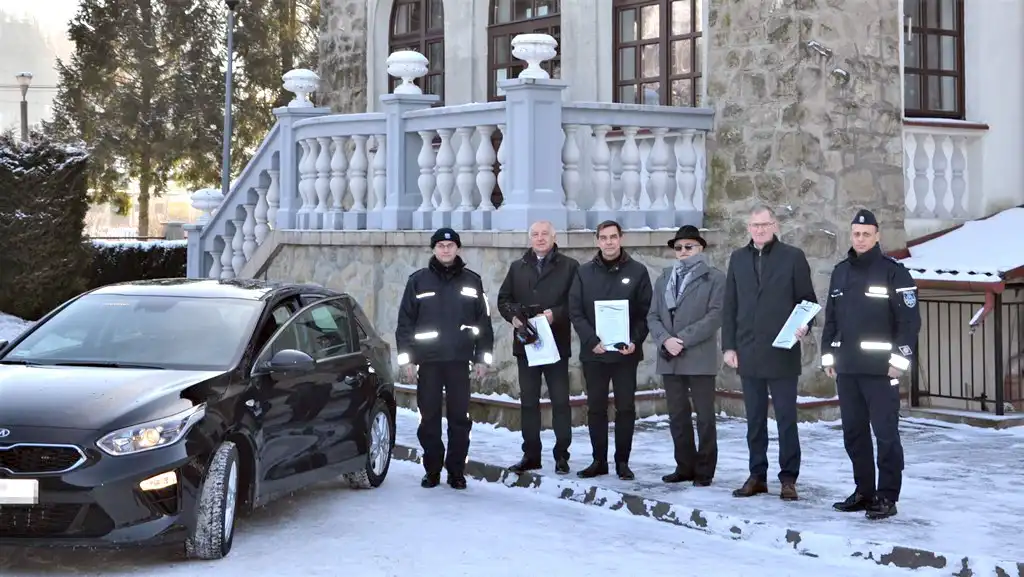 Piwniczański komisariat Policji ma nowy samochód