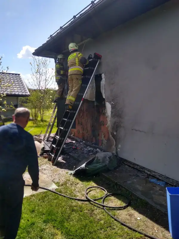 Pożar w Podrzeczu. Płonęły śmieci oraz część elewacji domu