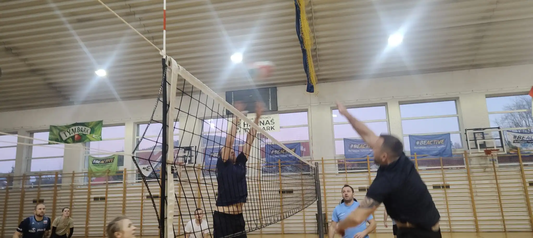 Strażacy w akcji na boisku. Turniej Piłki Siatkowej w Tymbarku