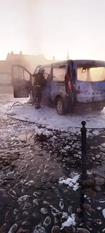 Płonący pojazd na rynku w Starym Sączu. Straż pożarna w akcji